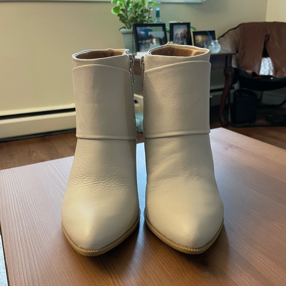 Cream Brazilian leather and gold, block heeled, booties in women’s size 5.5 - Picture 2 of 6